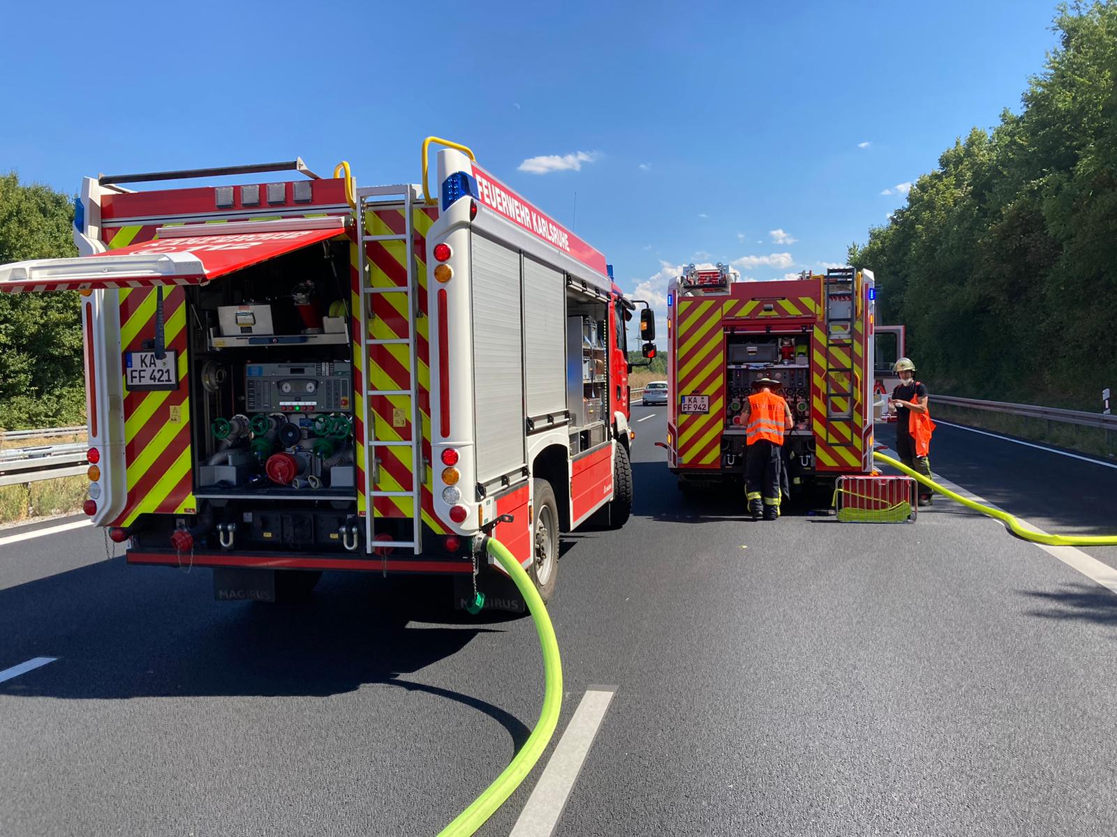 Freiw. Feuerwehr Karlsruhe - Brand auf der BAB 8 - Bild04 - Einsatznummer 18/2022