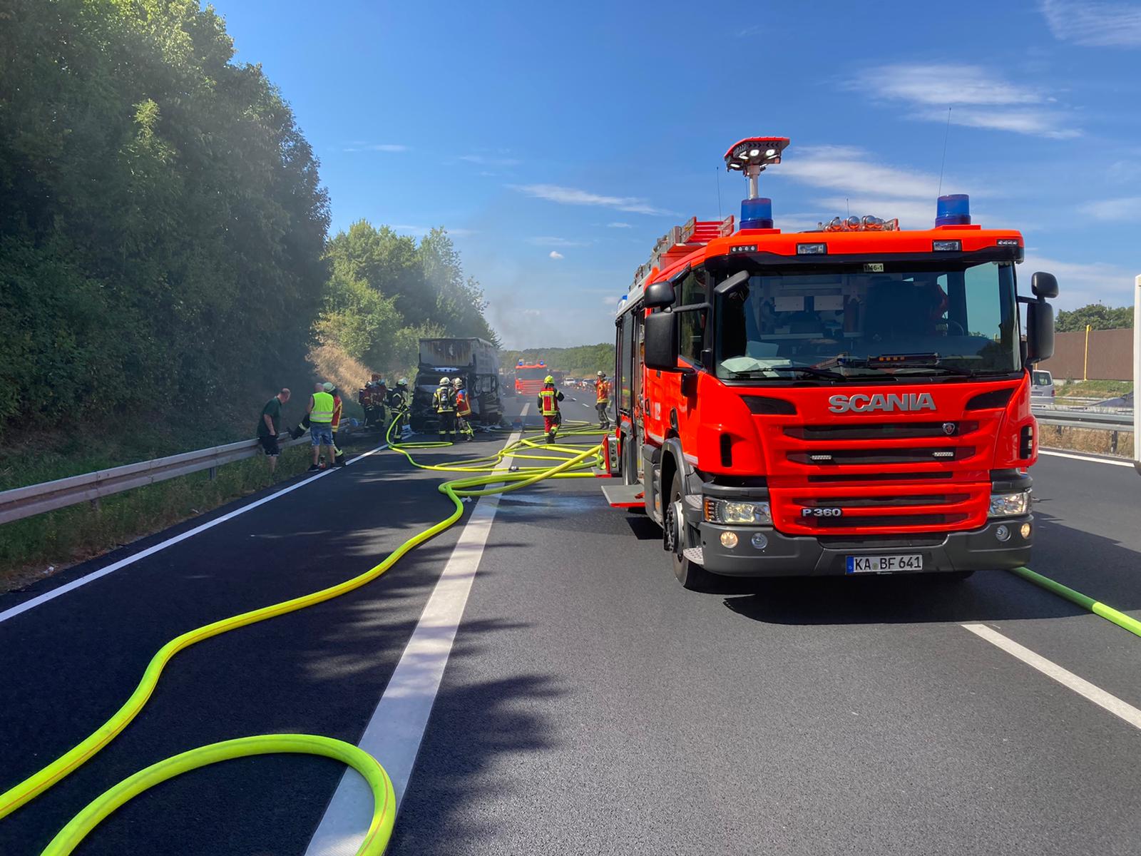 Freiw. Feuerwehr Karlsruhe - Brand auf der BAB 8 - Bild01 - Einsatznummer 18/2022