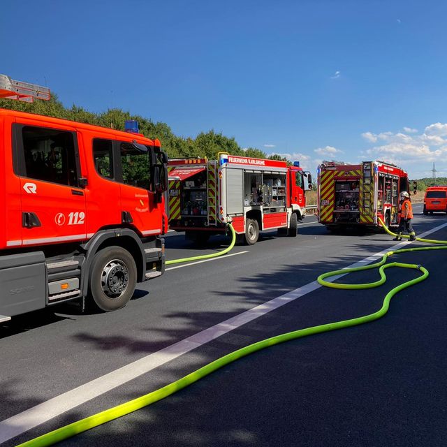 Freiw. Feuerwehr Karlsruhe - Brand auf der BAB 8 - Bild03 - Einsatznummer 18/2022